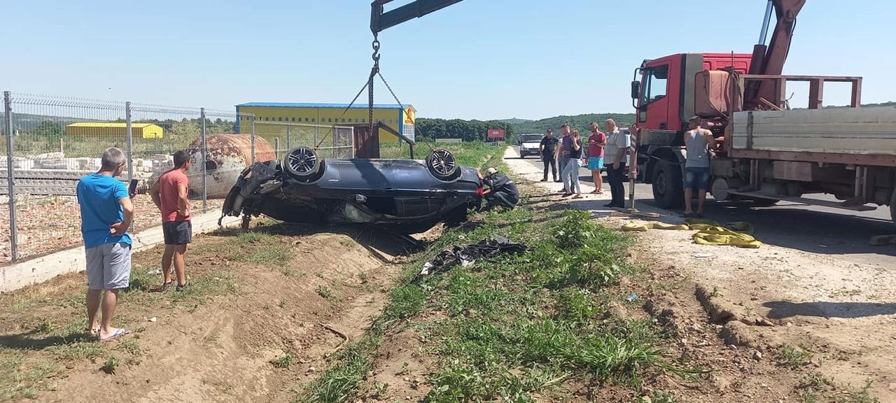 Accident rutier în raionul Strășeni: Un BMW s-a răsturnat
