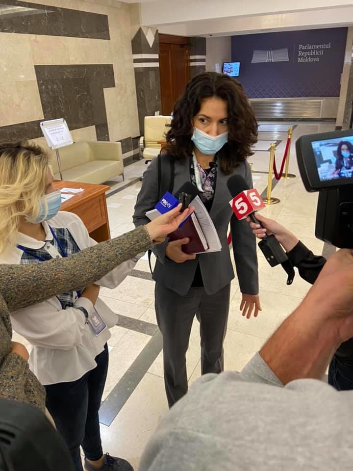 Jurnalist român în Parlamentul R. Moldova: Unii deputați nu poartă măști