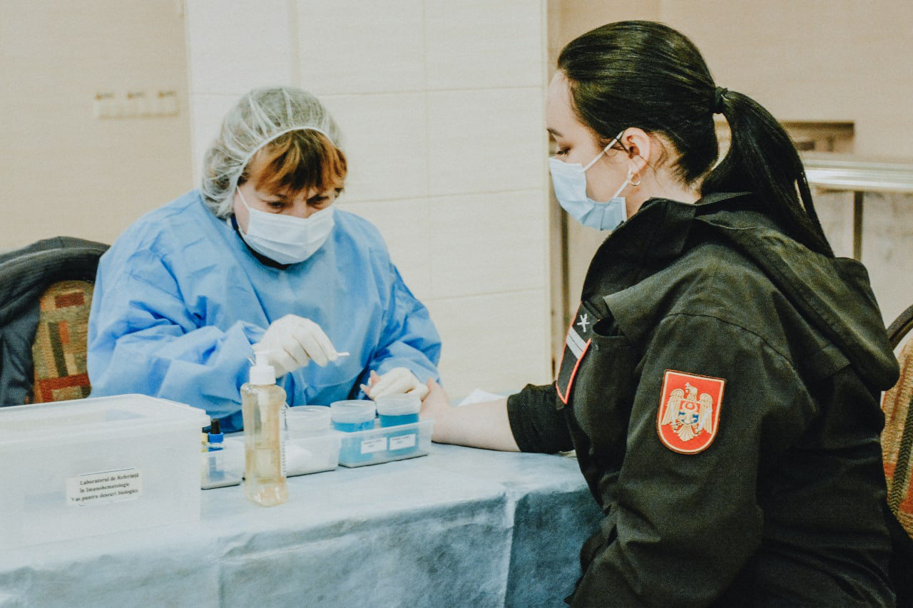 Peste 100 de carabinieri din Chișinău au donat sânge