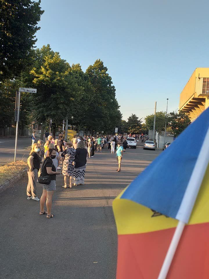 Cozi în orașele europene: La Dusseldorf oamenii au venit de cu seară