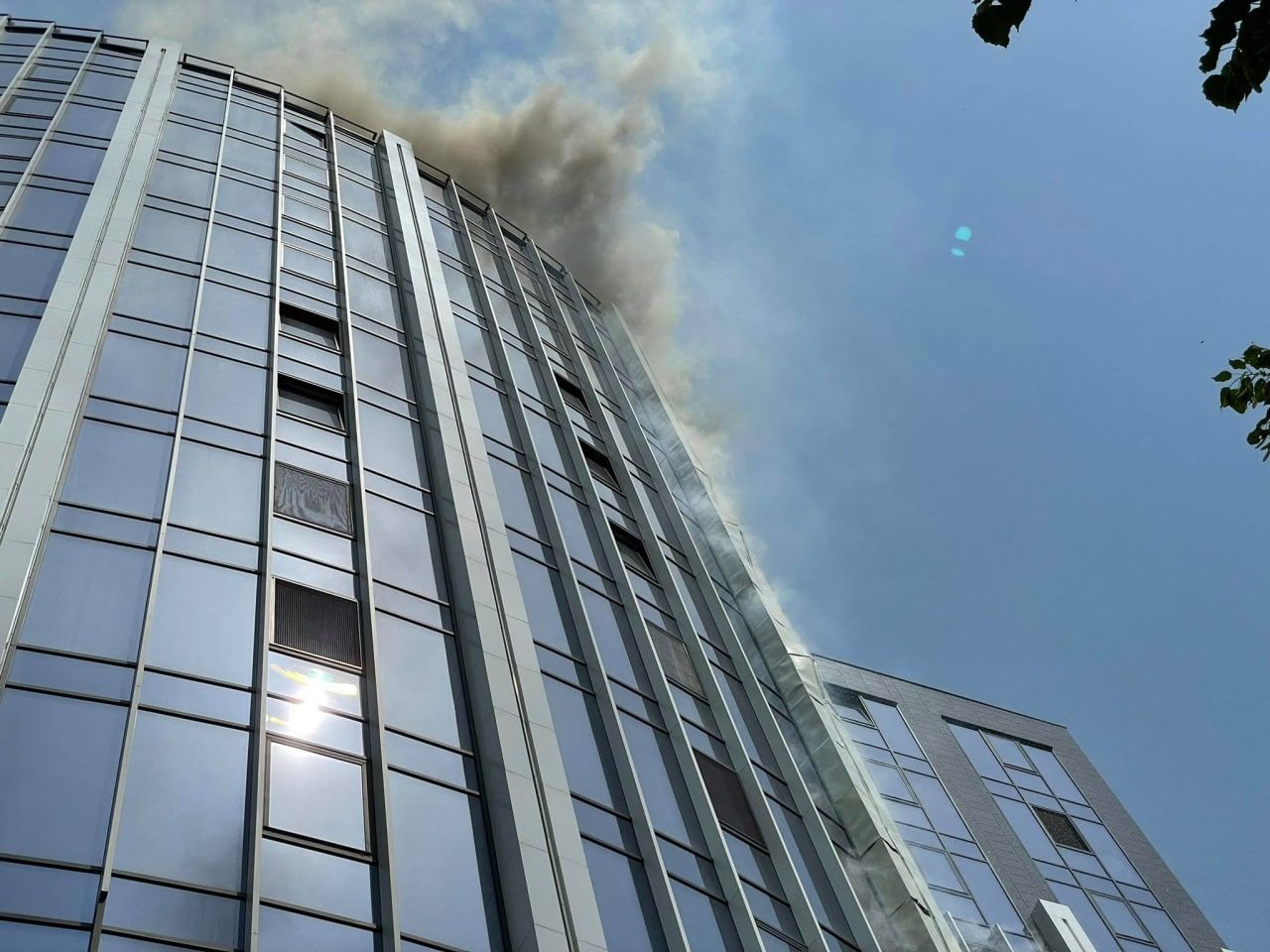Incendiu la un bloc de locuit din Capitală: 6 echipaje au intervenit