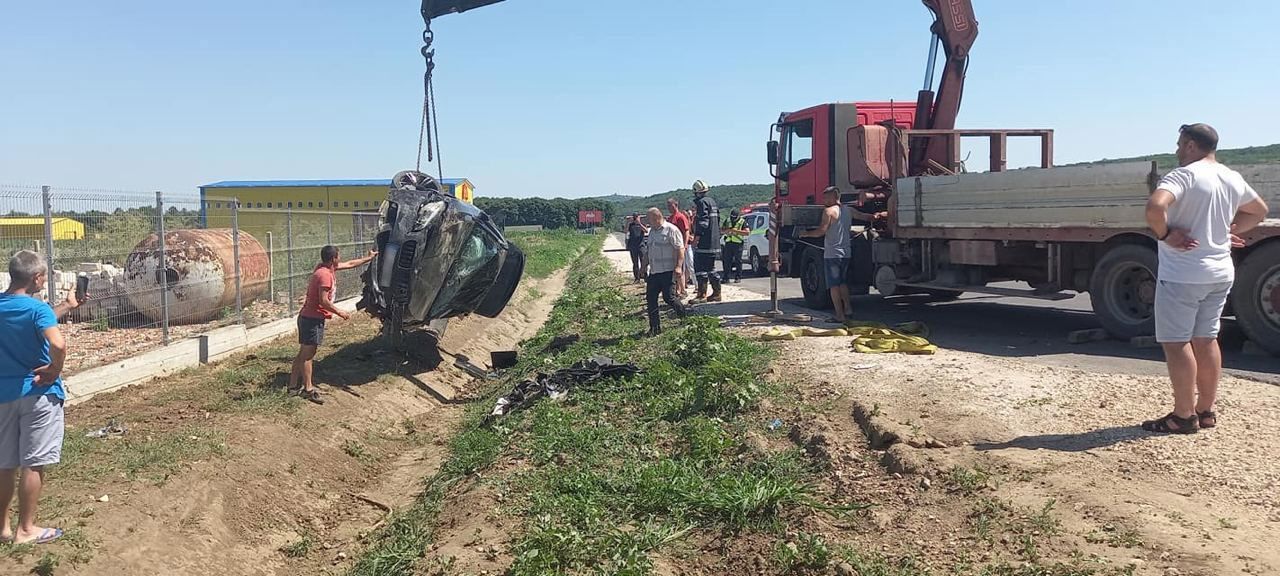 Accident rutier în raionul Strășeni: Un BMW s-a răsturnat