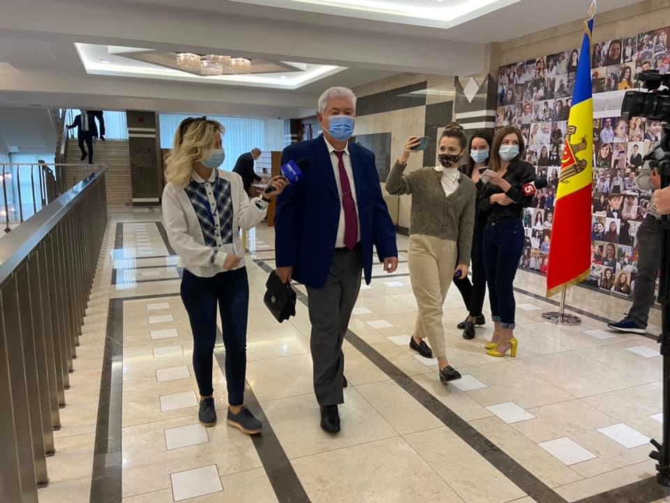 Jurnalist român în Parlamentul R. Moldova: Unii deputați nu poartă măști