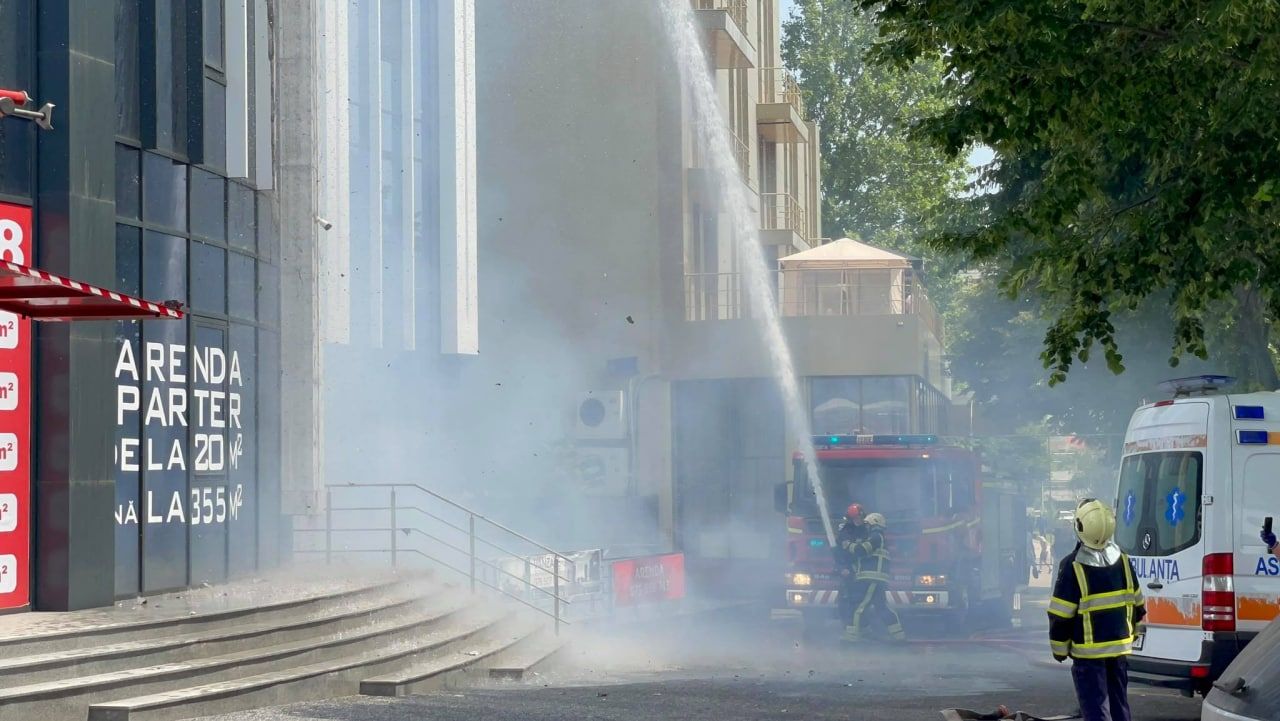 Incendiu la un bloc de locuit din Capitală: 6 echipaje au intervenit