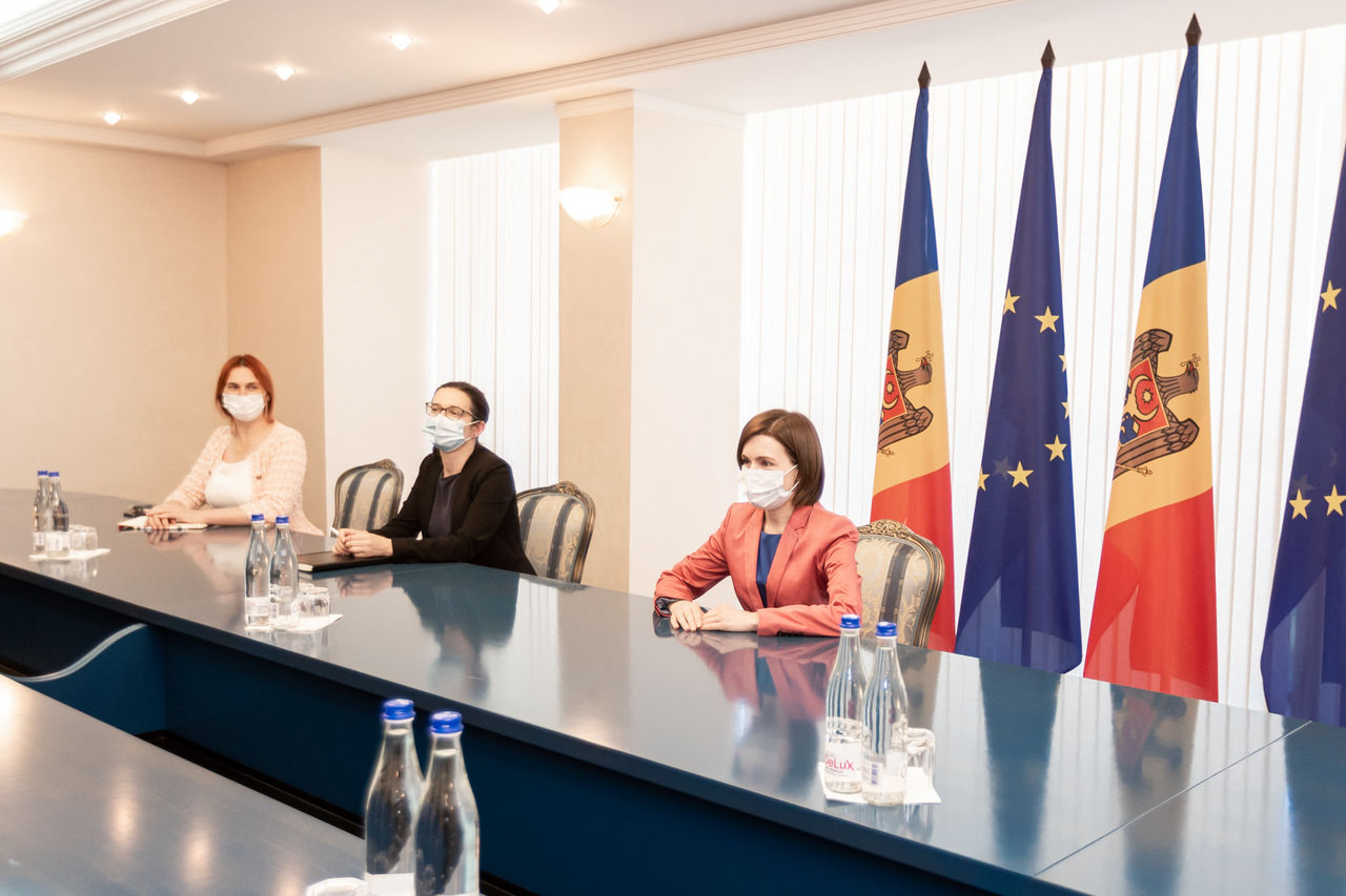 Maia Sandu l-a decorat pe Dereck Hogan cu Ordinul de Onoare