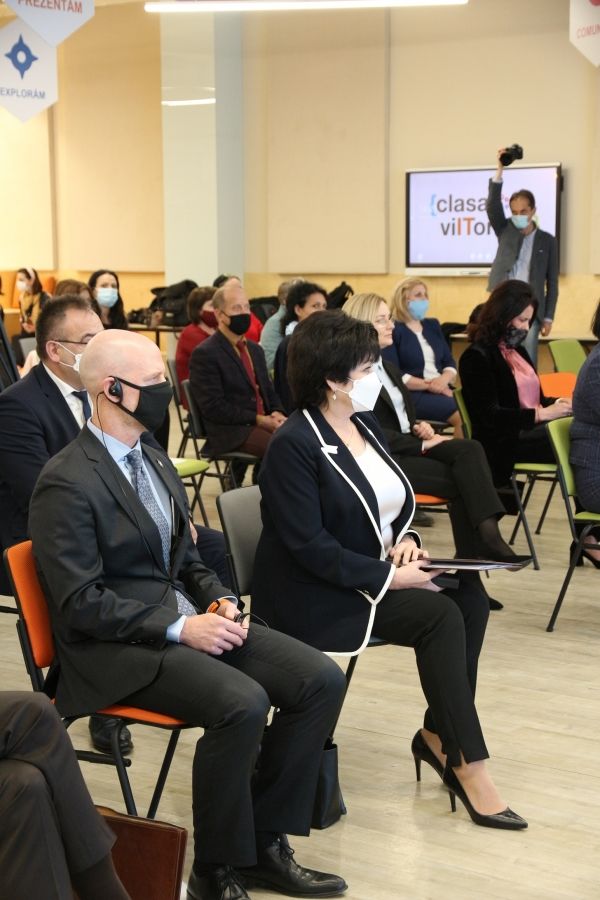 Internet de mare viteză și tehnologii digitale pentru școlile din Moldova