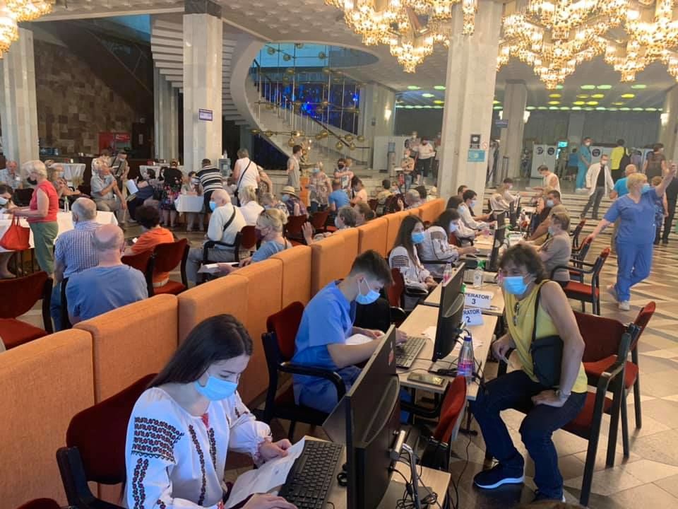 Rând la imunizare: Zeci de oameni au venit la maratonul de vaccinare