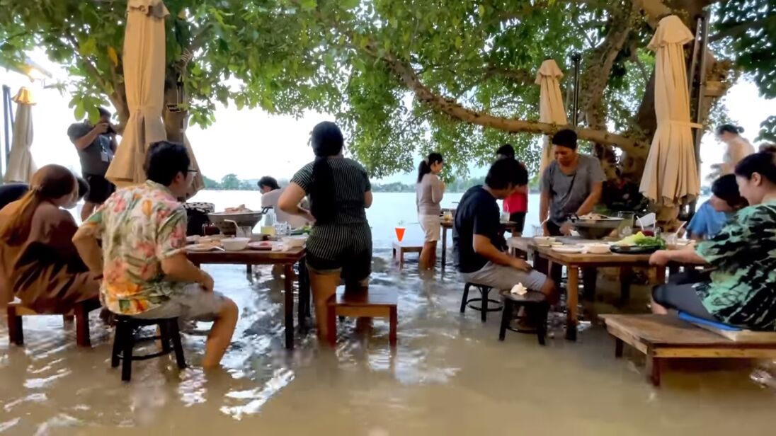 Restaurantul în care apa plutește, atracția turiștilor din Thailanda