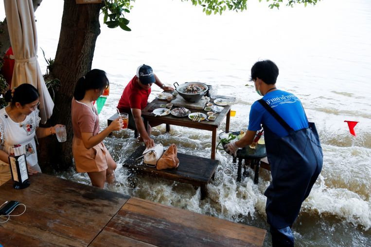 Restaurantul în care apa plutește, atracția turiștilor din Thailanda