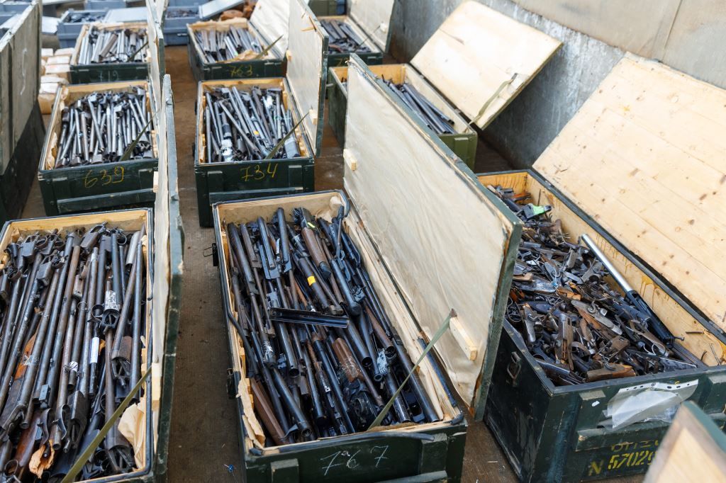 Arme de foc scoase din circuit, topite într-un cuptor imens din Chișinău