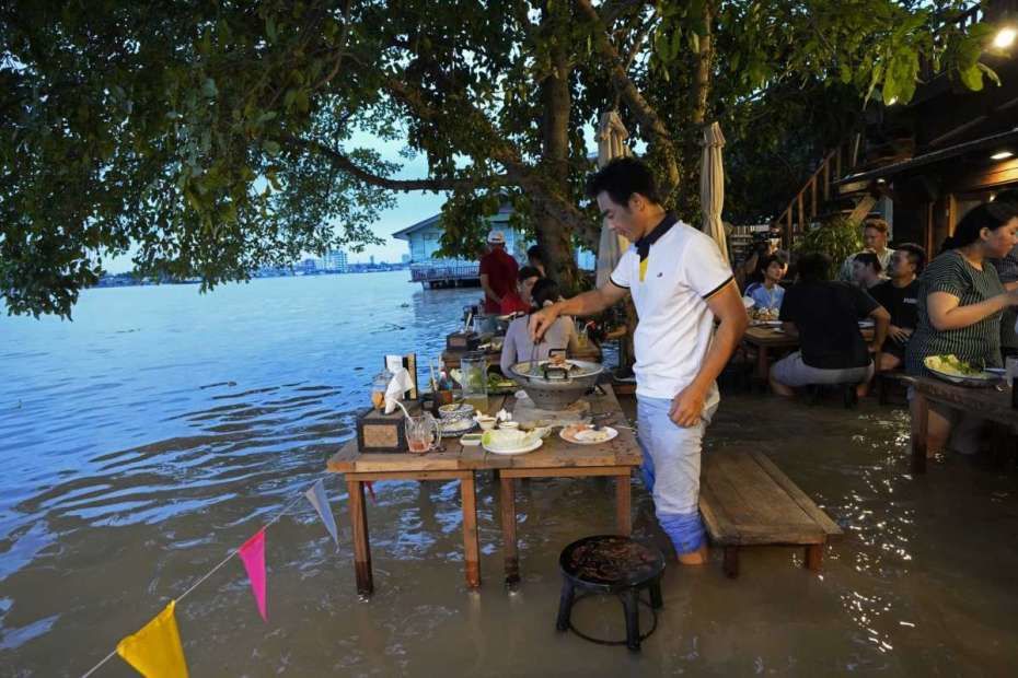 Restaurantul în care apa plutește, atracția turiștilor din Thailanda