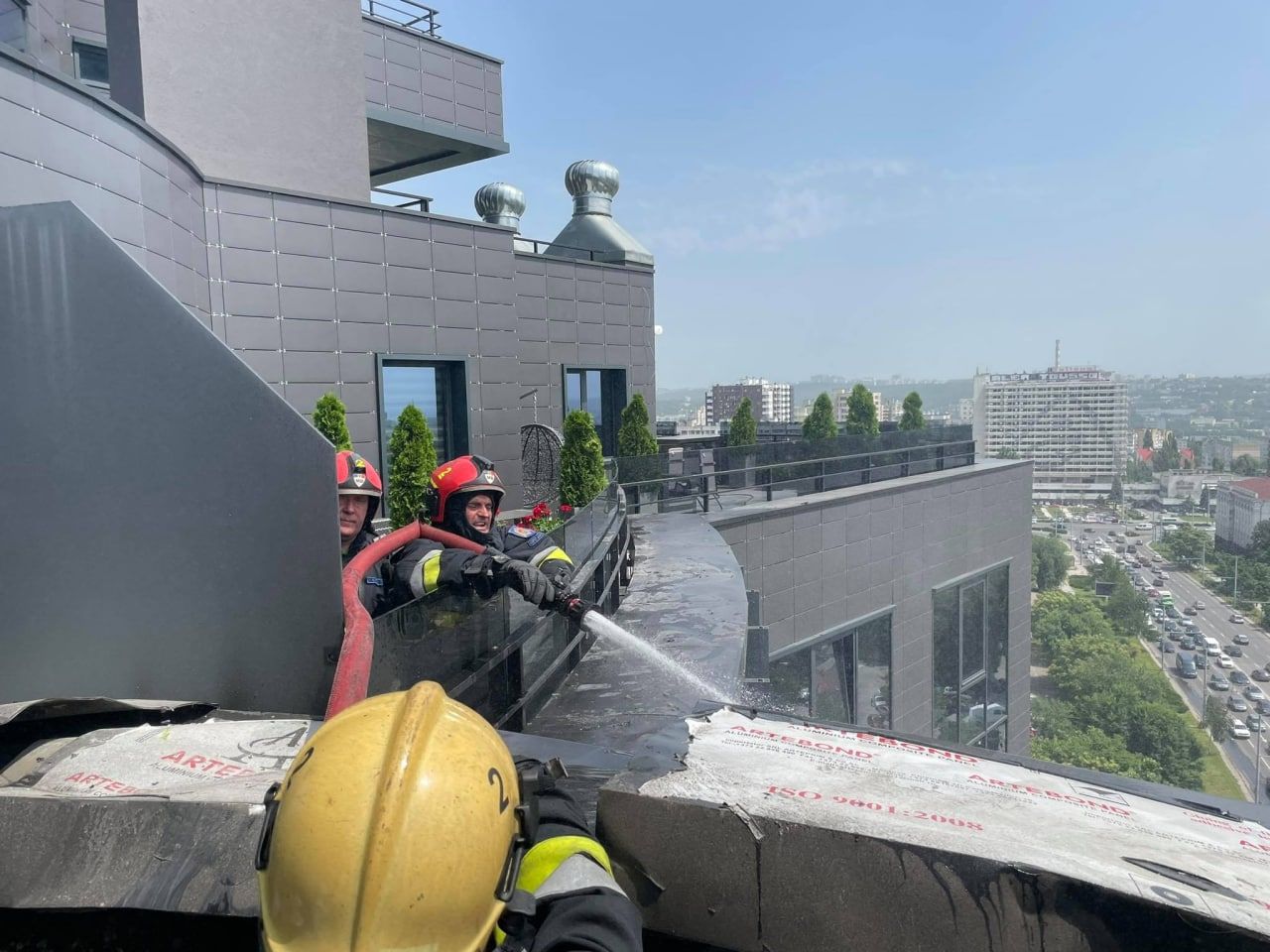 Incendiu la un bloc de locuit din Capitală: 6 echipaje au intervenit