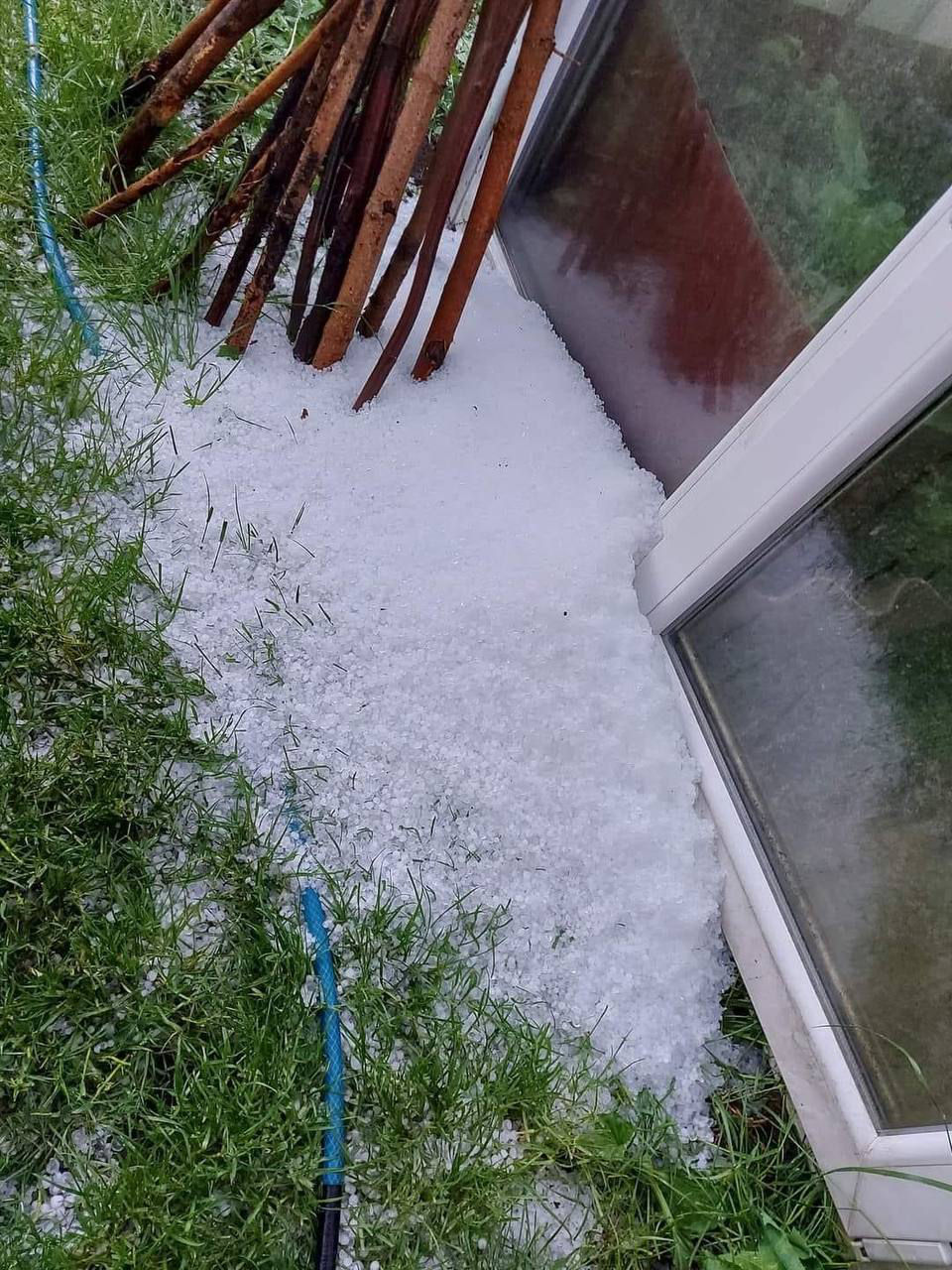 La Soroca a plouat cu grindină: Imagini cu mormane de gheață