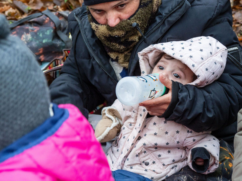 Frig și foame la granița Belarusului: Peste 200 de copii migranți suferă