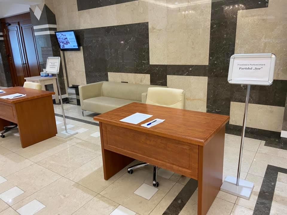 Jurnalist român în Parlamentul R. Moldova: Unii deputați nu poartă măști
