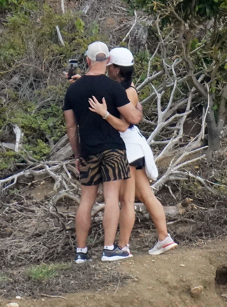 Jeff Bezos și iubita lui, surprinși în ipostaze tandre pe o insulă