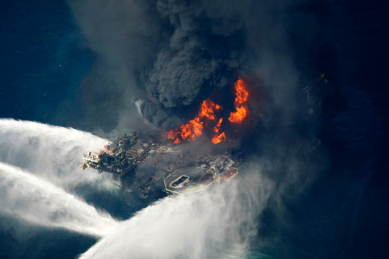Какая была последняя катастрофа. Нефтяная платформа Deepwater Horizon. Взрыв нефтяной платформы Deepwater Horizon. Катастрофа Deepwater Horizon в мексиканском заливе. Deepwater Horizon пожар.