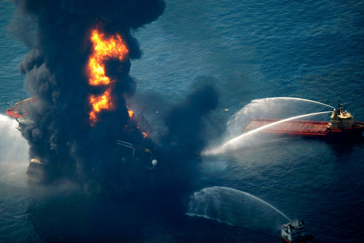 15 апреля 2010. Взрыв нефтяной платформы Deepwater Horizon 2010. Глубоководный Горизонт мексиканский залив. Взрыв нефтяной платформы Deepwater Horizon в мексиканском заливе. Взрыв нефтяной платформы Deepwater Horizon - 20 апреля 2010 года.