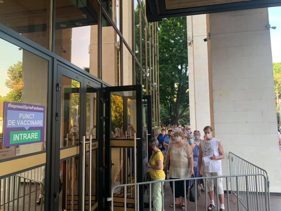 Rând la imunizare: Zeci de oameni au venit la maratonul de vaccinare