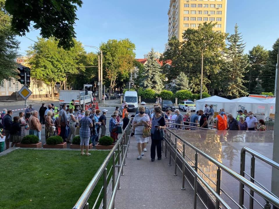 Rând la imunizare: Zeci de oameni au venit la maratonul de vaccinare