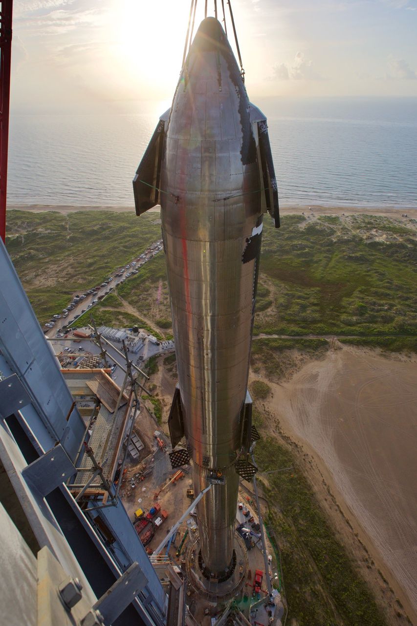 Musk a publicat fotografii cu racheta Super Heavy cu motoare Raptor