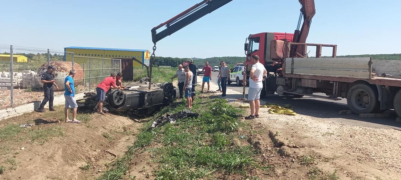 Accident rutier în raionul Strășeni: Un BMW s-a răsturnat