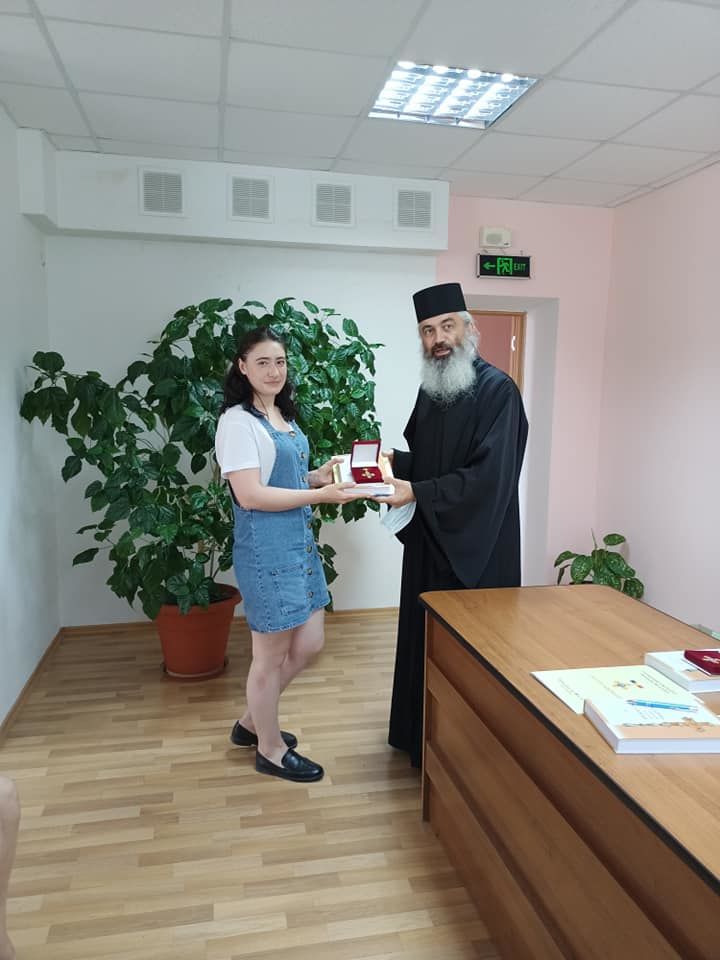 Episcopia de Bălți a decorat 5 lucrători medicali de la spitalul Glodeni