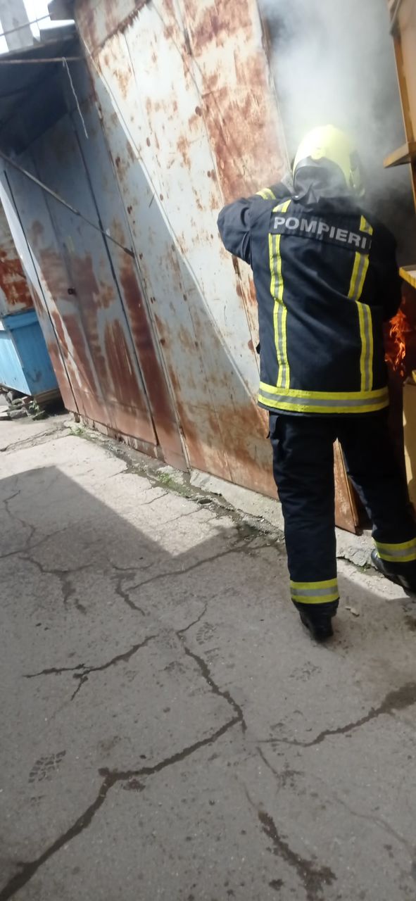 Incendiu la Piața Centrală din Comrat: Mai multe gherete au luat foc