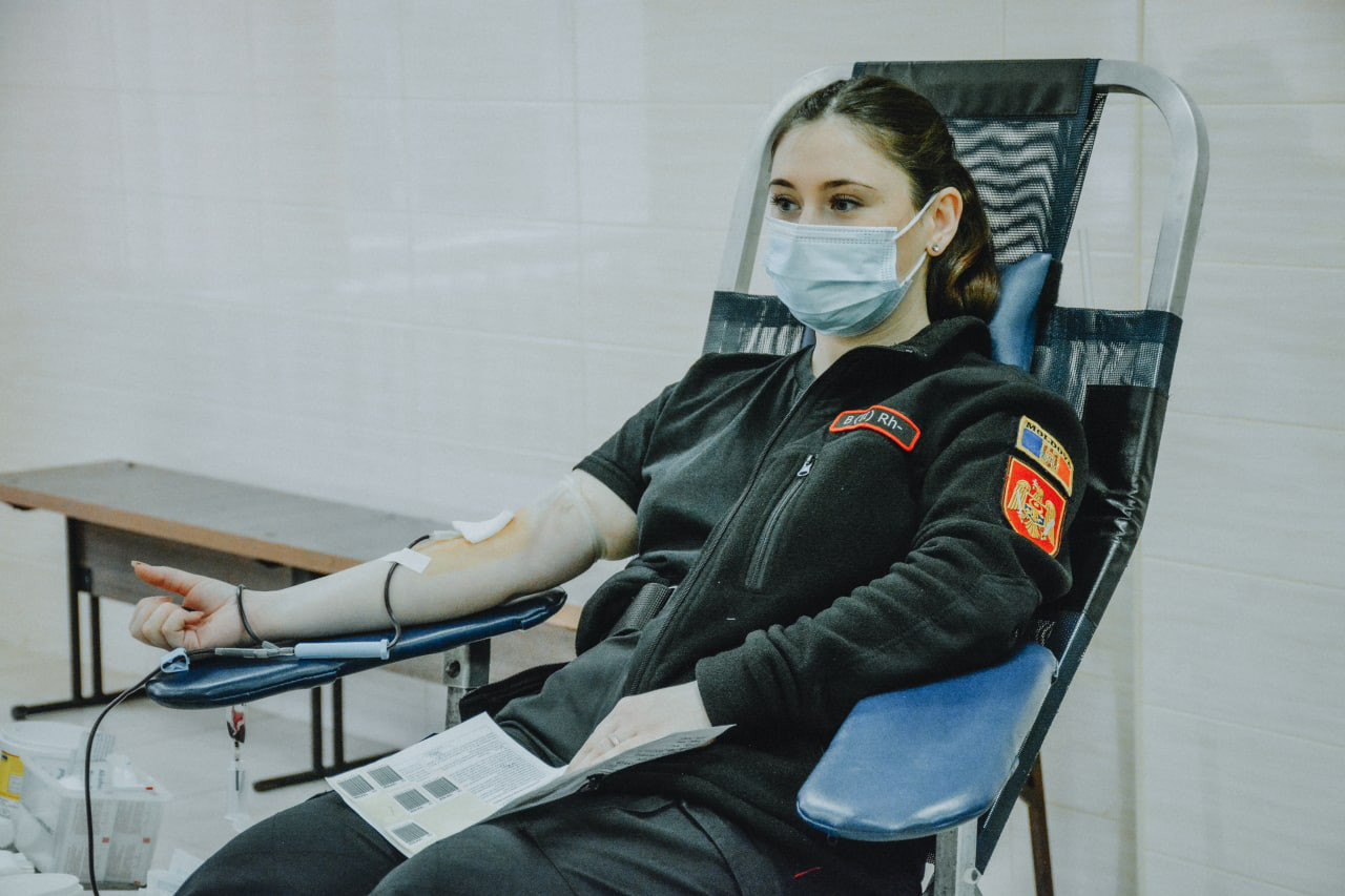 Peste 100 de carabinieri din Chișinău au donat sânge