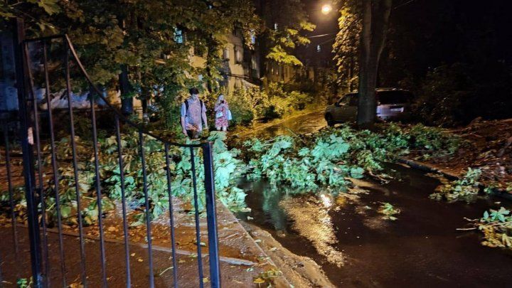 Potop în Capitală după ploaia de joi seara. Mașinile au plutit prin apă