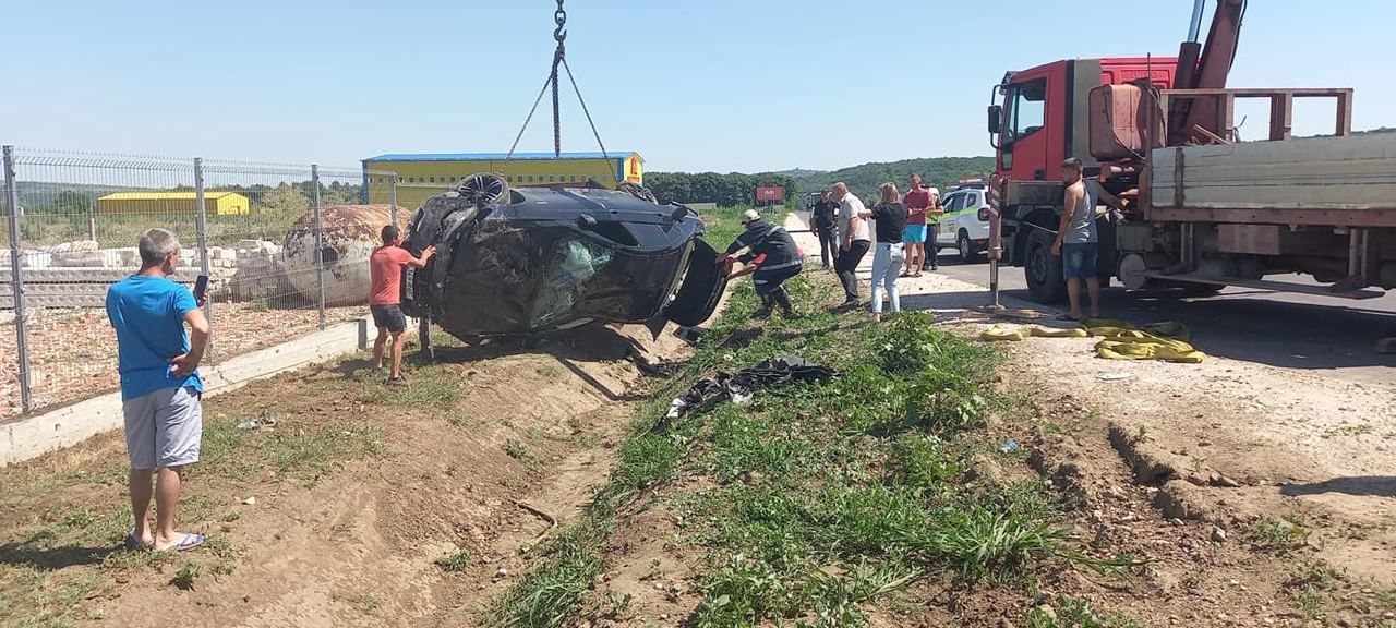 Accident rutier în raionul Strășeni: Un BMW s-a răsturnat