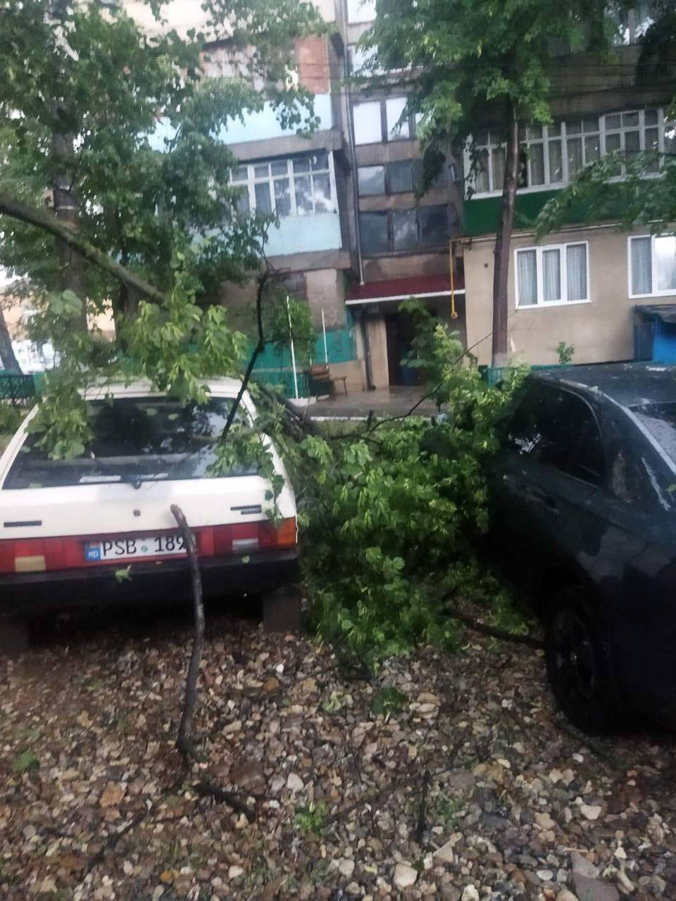 La Soroca a plouat cu grindină: Imagini cu mormane de gheață