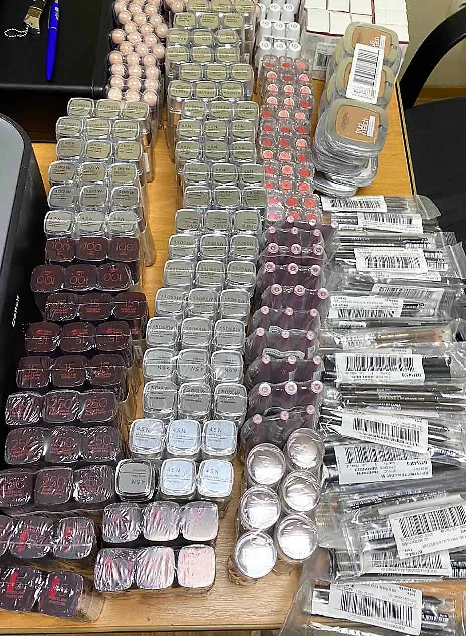 Conserve cu caviar, cosmetică și piese auto, aduse ilegal de moldoveni