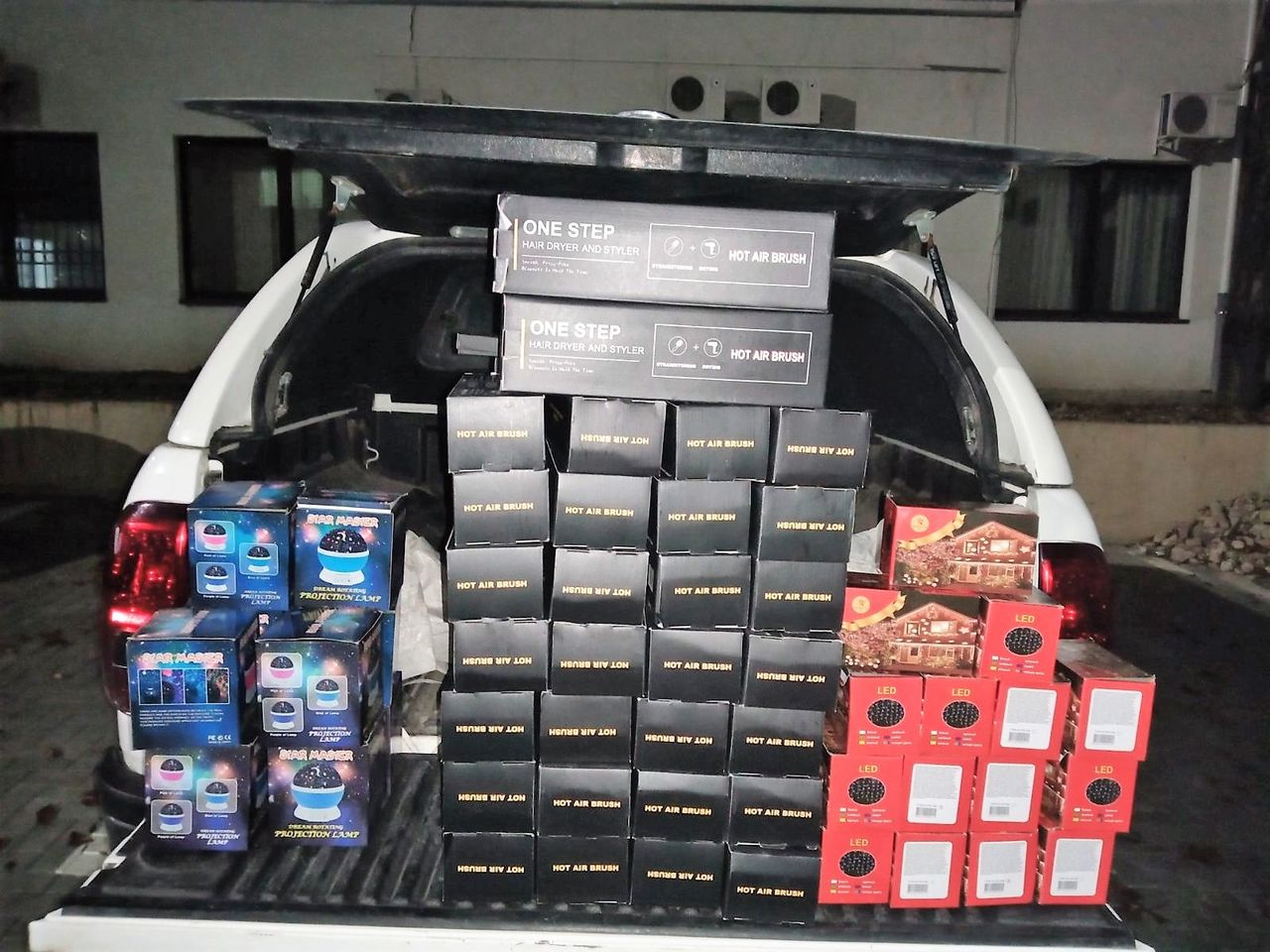Peste 20 de tentative de trafic ilegal de bunuri, prevenite de vameși