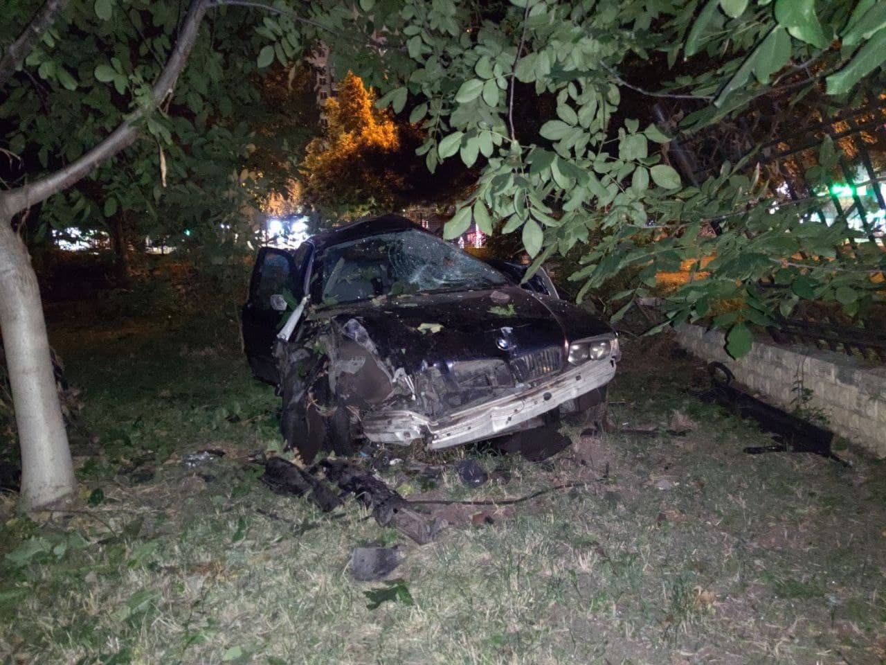Accident grav la Botanica: Un BMW a intrat în gard. Șoferul în reanimare