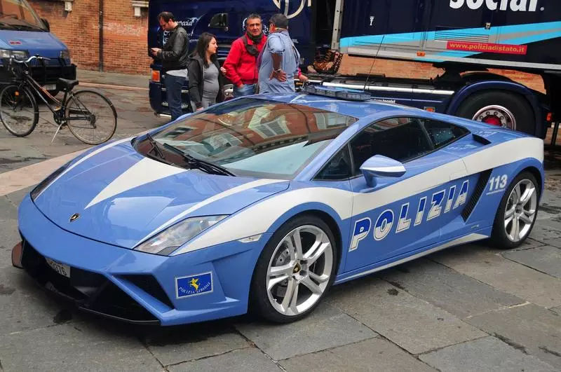 Livrare specială: Polițiștii italieni au transportat cu un Lamborghini doi rinichi