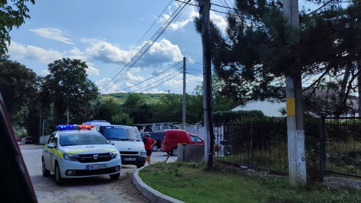 Un şopron cu lemne a luat foc în Strășeni 1 gallery images
