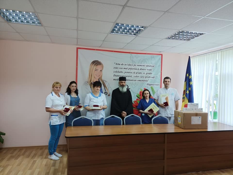 Episcopia de Bălți a decorat 5 lucrători medicali de la spitalul Glodeni