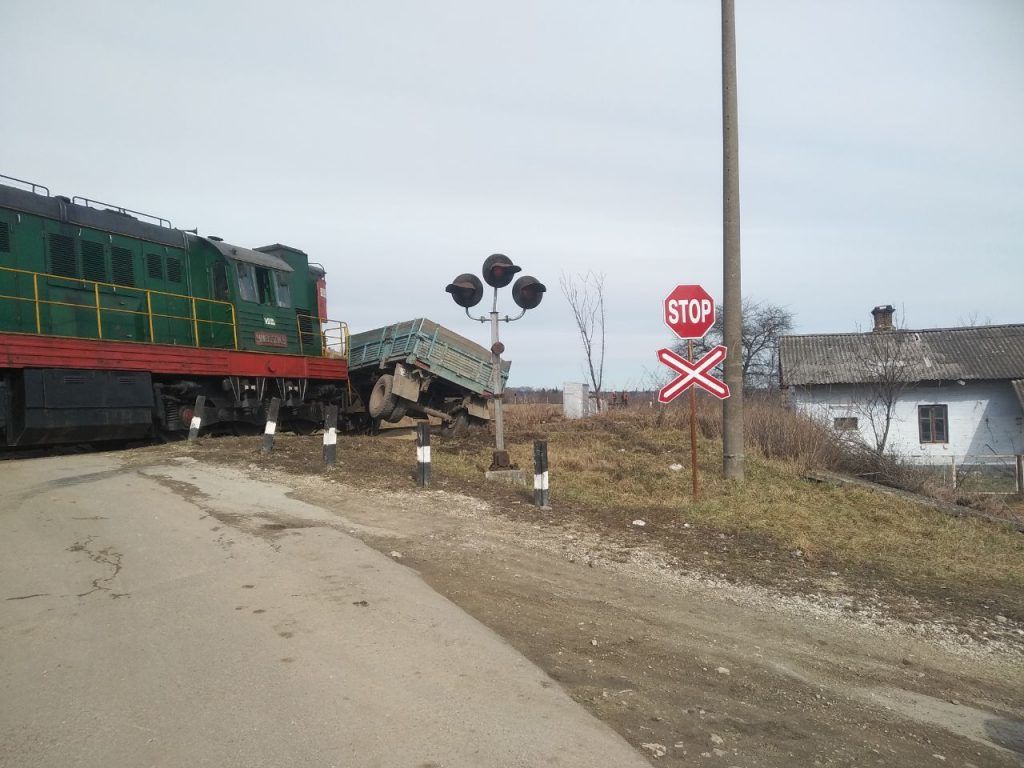 Accident feroviar la Briceni: Un tren s-a tamponat cu un camion