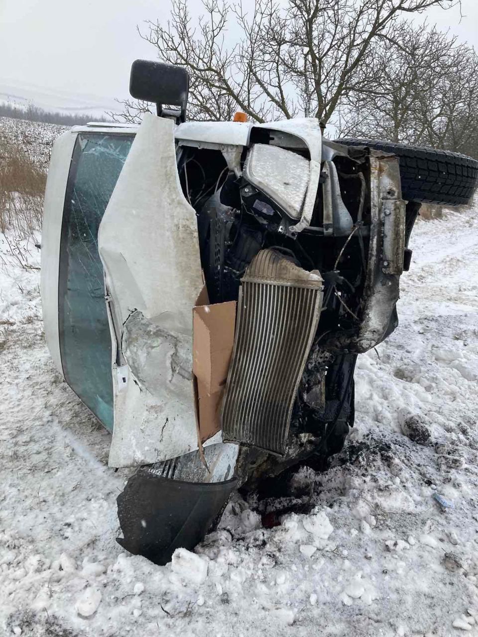 Accident pe traseul Cimișlia-Comrat: Un microbuz s-a răsturnat
