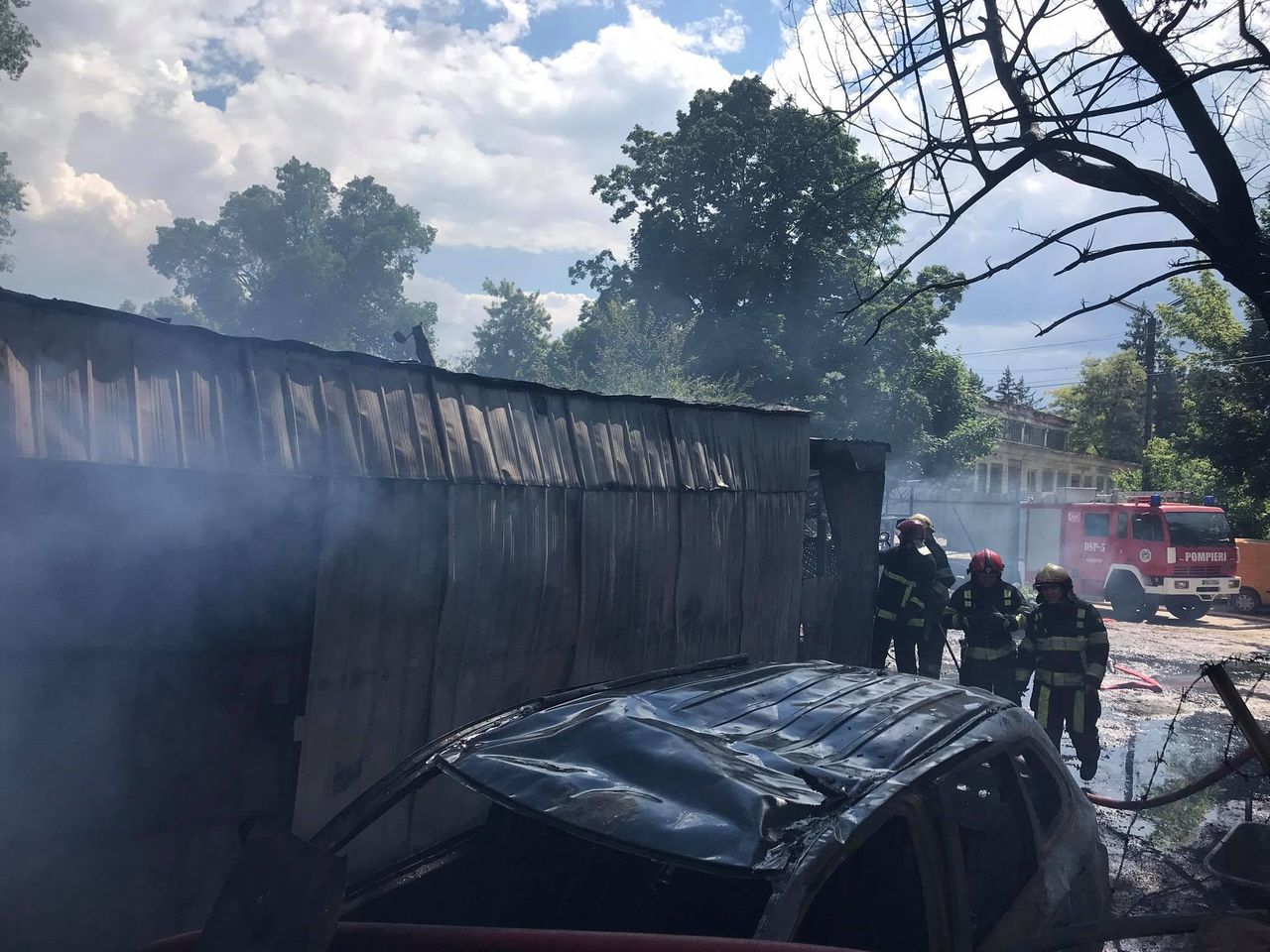 Un depozit din sectorul Ciocana, cuprins de flăcări: Primele imagini