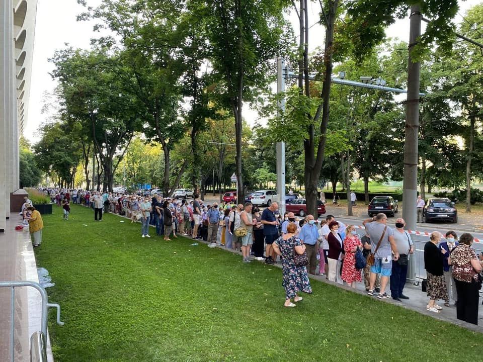 Rând la imunizare: Zeci de oameni au venit la maratonul de vaccinare