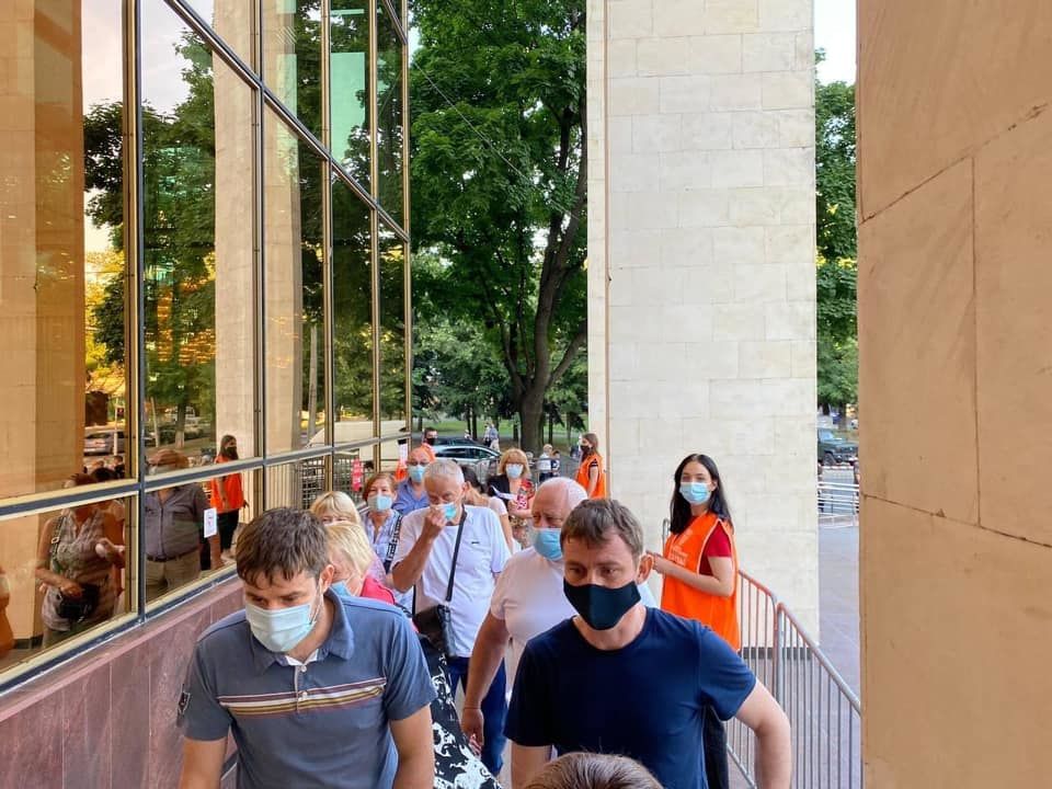 Rând la imunizare: Zeci de oameni au venit la maratonul de vaccinare