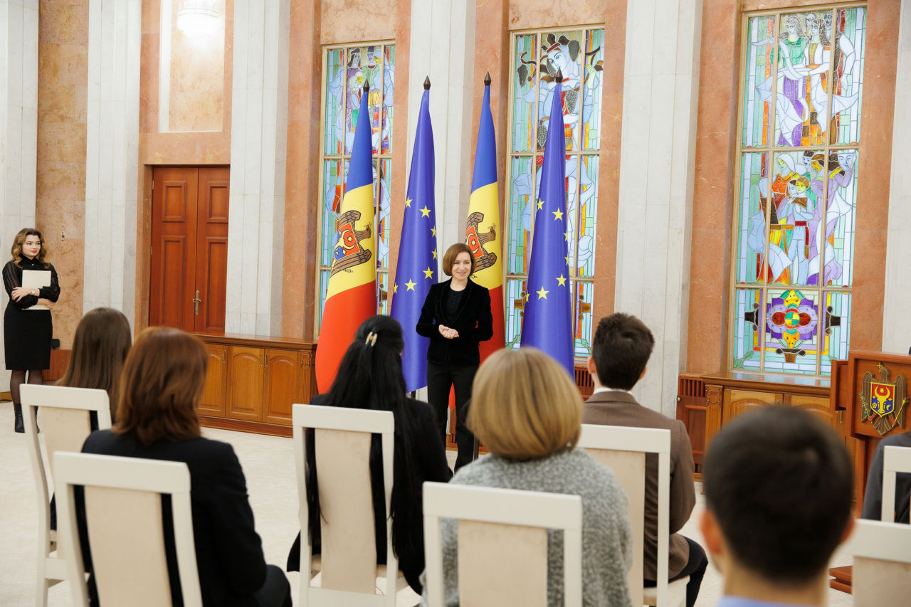 11 tineri și tinere și-au încheiat stagiul de practică la Președinție