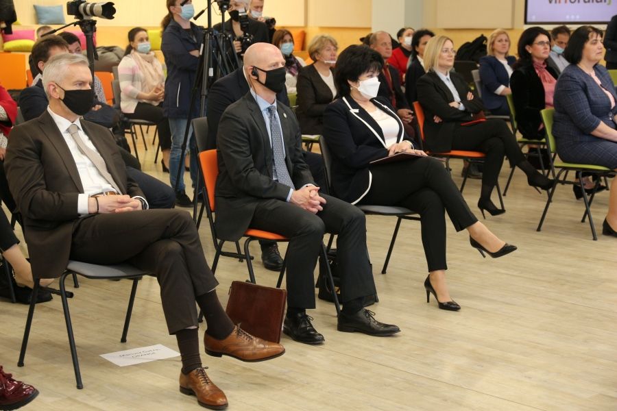 Internet de mare viteză și tehnologii digitale pentru școlile din Moldova