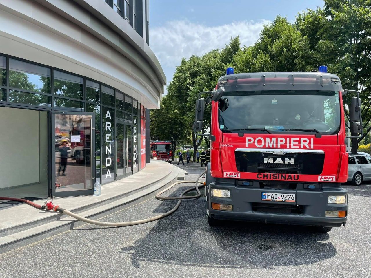Incendiu la un bloc de locuit din Capitală: 6 echipaje au intervenit