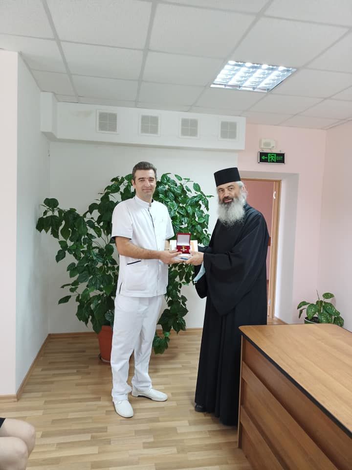 Episcopia de Bălți a decorat 5 lucrători medicali de la spitalul Glodeni