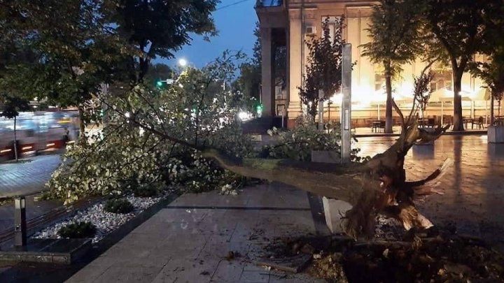 Potop în Capitală după ploaia de joi seara. Mașinile au plutit prin apă
