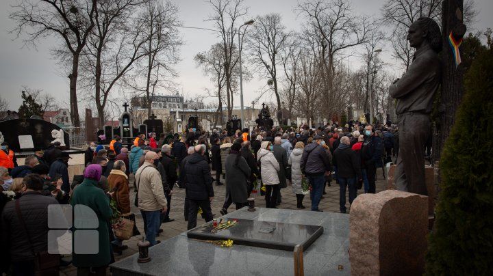 Fotoreportaj: Nicolae Dabija, înmormântat la Cimitirul Central
