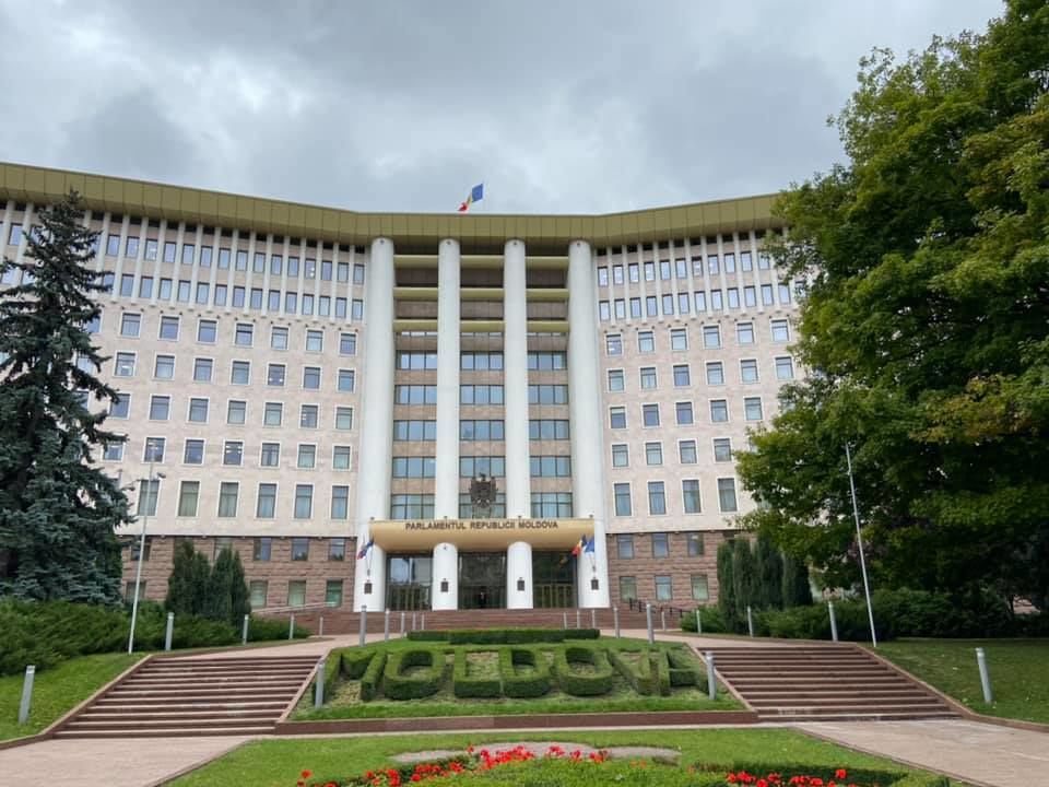 Jurnalist român în Parlamentul R. Moldova: Unii deputați nu poartă măști